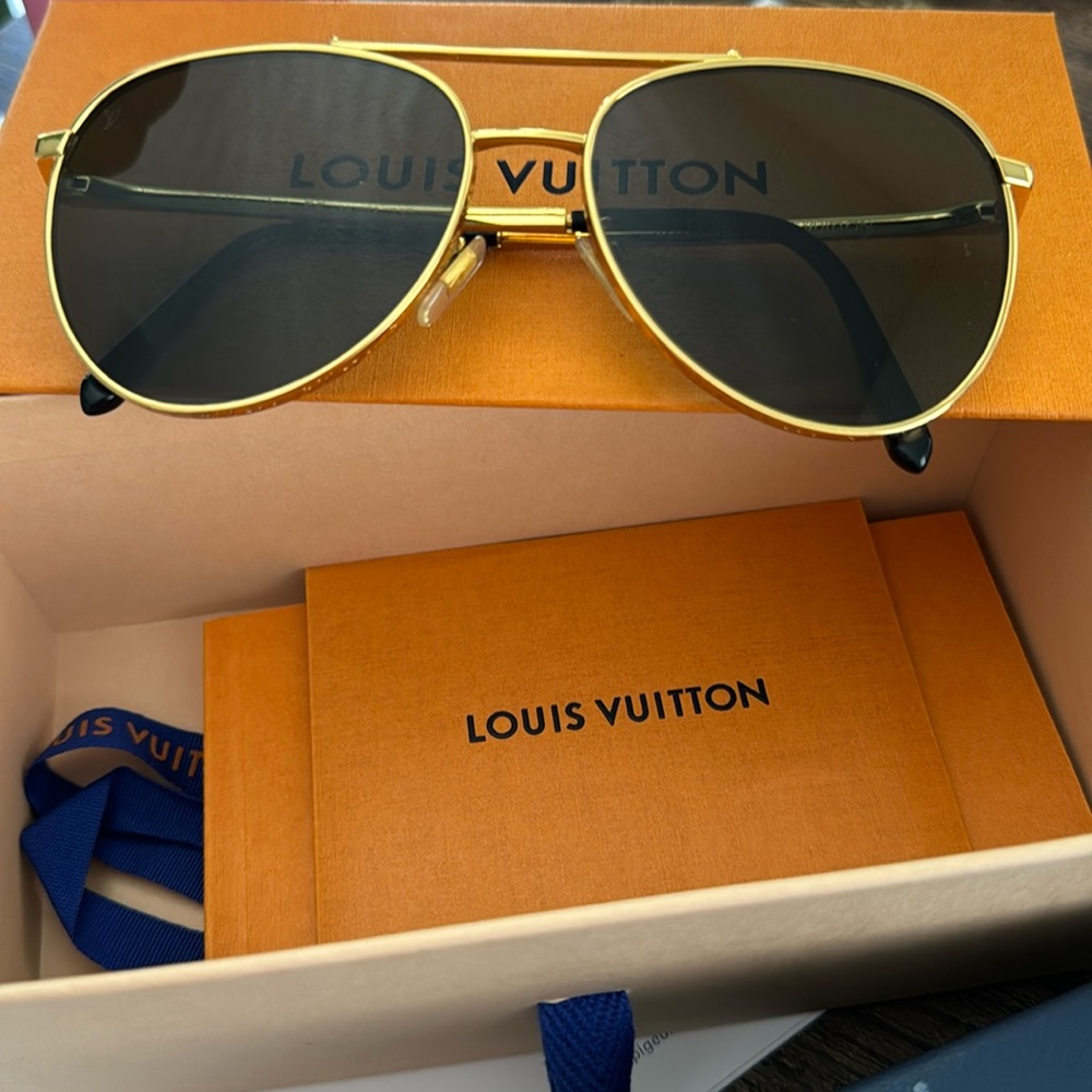 Louis Vuitton  Aviator style sunglasses